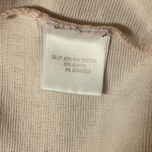 ROSE + OLIVE Women’s Short Sleeve Pink Embossed Zip Back Top Blouse Small - Picture 6 of 6